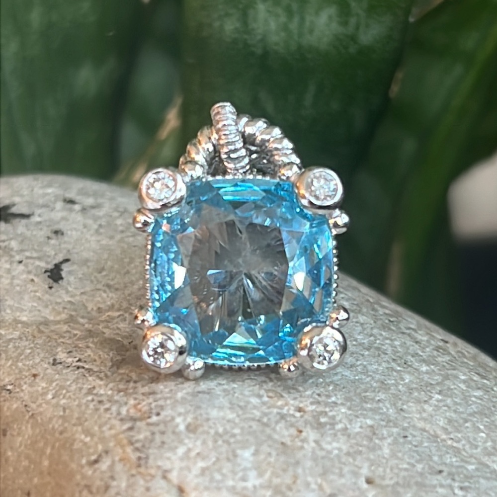 Judith Ripka, 18 karat gold, diamond and blue topaz pendant - Picture 12 of 17